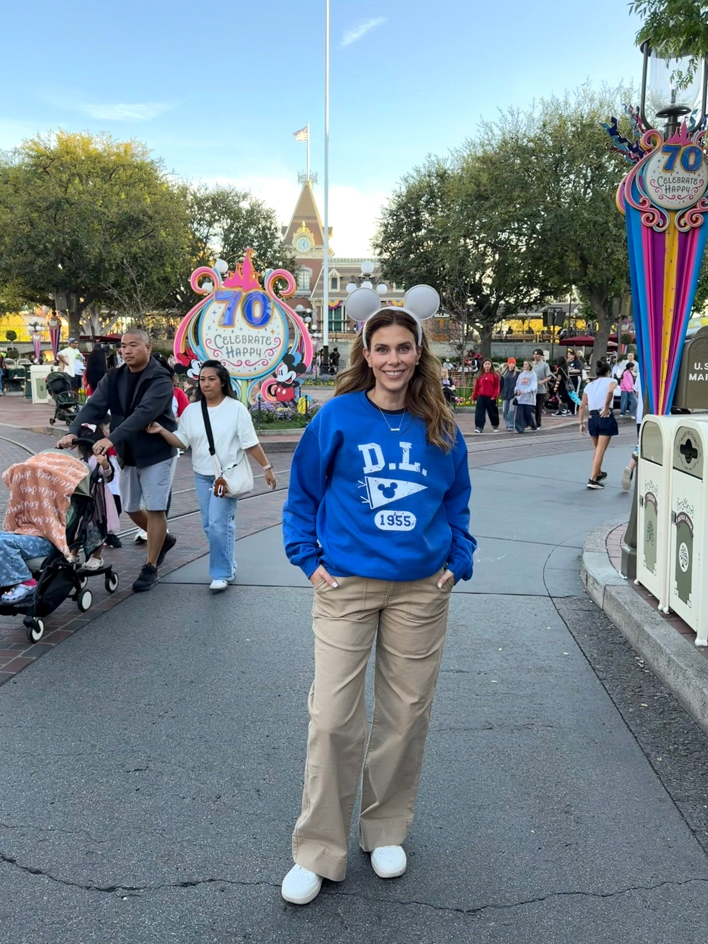 Disneyland Distressed Flag Unisex Sweatshirt